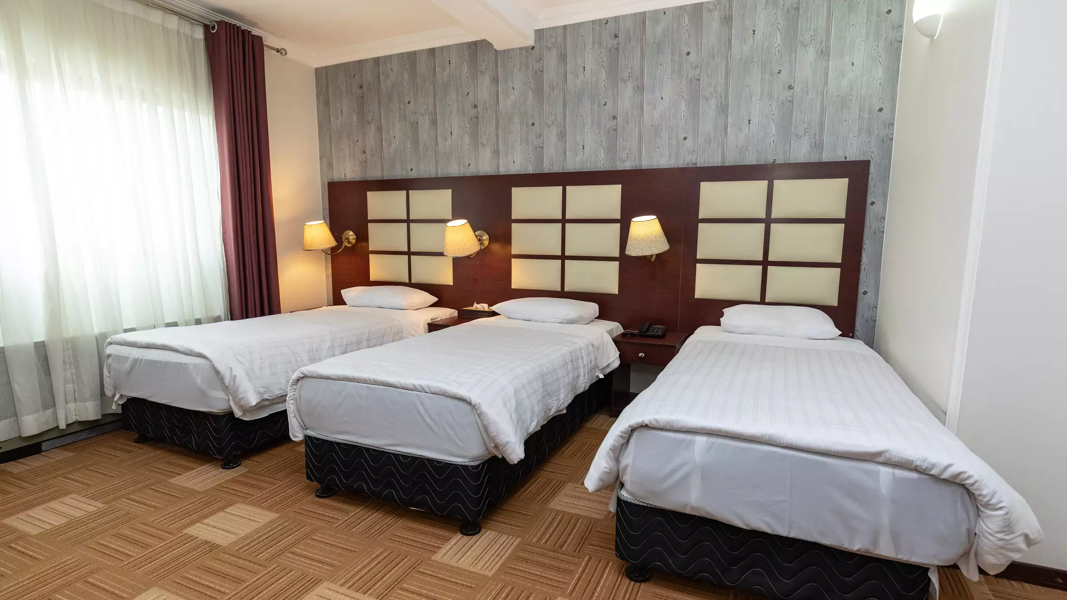 Alibaba https://cdn.alibaba.ir/ostorage/hotel-accommodation-images/674a985a7e75320ec907f20c_هتل جهانگردی - اتاق سه تخته سینگل (1).webp